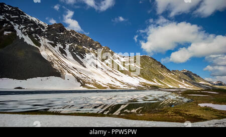 Werfen Sie einen Blick auf einen See auf dem Flüela Pass in Graubünden, Schweiz. Es ist ein hoher Berg in den Schweizer Alpen im Kanton Graubünden. Stockfoto