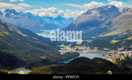 Panoramablick von Muottas Muragl (Engadin, Schweiz), im Schweizer Kanton Graubünden. Stockfoto