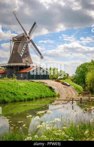 Mühle in der Nähe von Deventer (Niederlande). Die Stadt ist größtenteils auf dem Ostufer des Flusses IJssel gelegen und war einst Teil der Hanse Stockfoto