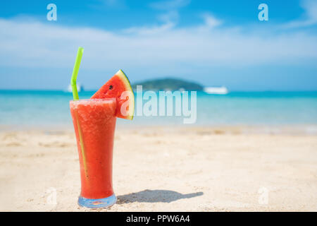 Wassermelone Cocktail auf blauen tropischen Sommer Strand in Phuket, Thailand. Sommer, Ferien, Reisen und Urlaub. Stockfoto