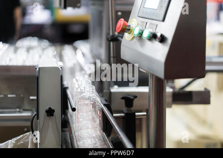 Klare Flaschen Transfer auf Förderband System. Industrie- und Fabrik mit Maschinentechnik Konzept. Stockfoto