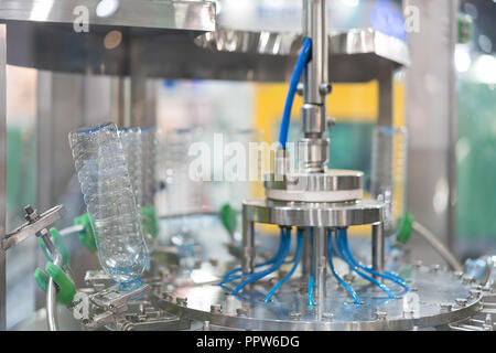 Klares Wasser Flaschen Transfer auf Förderband System. Industrie- und Fabrik mit Maschinentechnik Konzept. Stockfoto
