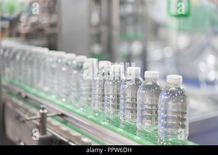 Klares Wasser Flaschen Transfer auf Förderband System. Industrie- und Fabrik mit Maschinentechnik Konzept. Stockfoto