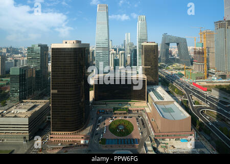 Hohe Betrachtungswinkel von Beijing Central Business District Wolkenkratzer Gebäude bei Tag in Peking, China. Stockfoto