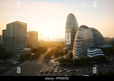 Peking, China - Oktober 23, 2017: Peking Stadtbild und berühmte Gebäude in WangJing Soho Bereich bei Sonnenuntergang in Peking, China. Stockfoto