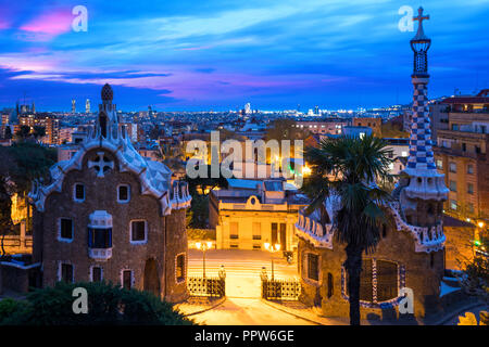 Park Güell in Barcelona, Spanien in der Nacht. Die Skyline von Barcelona. Stockfoto