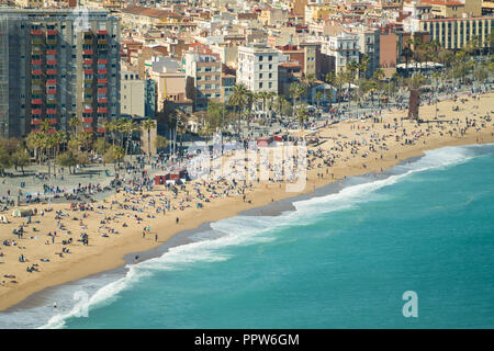 Luftaufnahme von Barcelona, Barceloneta Strand und Mittelmeer im Sommer Tag in Barcelona, Spanien. Stockfoto