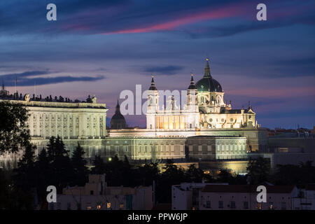 Almudena Kathedrale (Santa Maria La Real de La Almudena) ist eine katholische Kirche in Madrid, Spanien in der Nacht. Es ist der Sitz des römisch-katholischen Archdioce Stockfoto