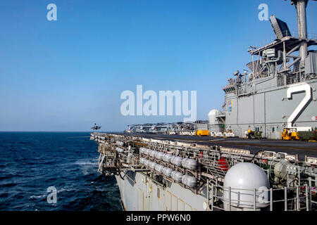 180927-N-AT 135-1231 5. US-Flotte BEREICH VON OPERATIONEN (Sept. 27, 2018) - eine F-35B Blitz II mit Marine Fighter Attack Squadron 211, 13 Marine Expeditionary Unit (MEU), startet von der Flight Deck von Wasp-Klasse amphibisches Schiff USS Essex (LHD2) für die erste Bekämpfung Streik der F-35 B's, Sept. 27, 2018. Das Essex ARG und 13. MEU ist der erste US-Marine/Marine Corps Team USA 5 Flotte Bereich der Operationen mit der transformational warfighting Fähigkeiten der F-35B Blitz II bereitstellen, so dass es ein tödlicher, flexible und beständige Kraft, was zu einer stabileren Region Stockfoto