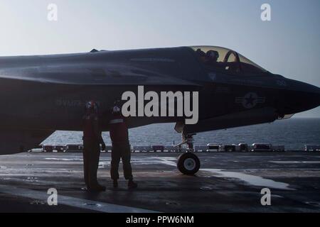 5. US-Flotte BEREICH DER OPERATIONEN - US-Marines mit Marine Fighter Attack Squadron 211, 13 Marine Expeditionary Unit (MEU), stellen Sie sicher, dass ein Panel ist sicher auf eine F-35B Blitz II in Vorbereitung auf die erste Bekämpfung Streik der F-35 B's, Sept. 27, 2018. Der Essex ist das Flaggschiff der Essex amphibische Gruppe und bereit, mit der begonnen 13. MEU, ist für die US-Fünften Flotte Bereich der Maßnahmen zur Unterstützung der Marine im Einsatz für die Stabilität und Sicherheit in der Region zu gewährleisten und verbindet das Mittelmeer und den Pazifischen Raum durch den westlichen Indischen Ozean und drei strategische poi Choke Stockfoto