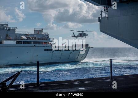 180922-N-ET 513-0294 ATLANTIK (Sept. 22, 2018) Eine MH-60S Sea Hawk, Hubschrauber Meer Combat Squadron (HSC) 9, bietet eine Palette von Lieferungen während eines vertikalen Nachschub an Bord der Flugzeugträger USS George H.W. befestigt Bush (CVN 77). GHWB ist unterwegs in den Atlantischen Ozean die Durchführung von routinemäßigen Übungen Träger bereit zu halten. (U.S. Marine Foto von Mass Communication Specialist 3. Klasse Kallysta Castillo) Stockfoto