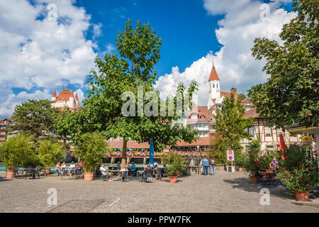 Mit Blick auf die überdachte Brücke Untere Schleusenbrucke am Muhleplatz in Thun, Schweiz Stockfoto