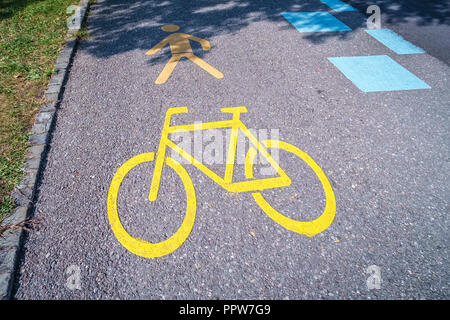 Schweizer gelbe Fahrbahnmarkierung in Thun, die Straße ist eine Fußgängerzone und Radweg zur gleichen Zeit. Stockfoto