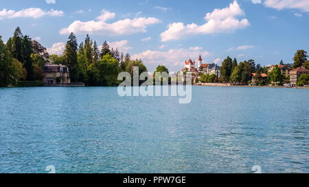 Suchen in Richtung Thun beim Spaziergang entlang der Aare (Thun, Schweiz) am Aarequai, Brahms - Quai und Bachimattpromenade auf den Thunersee. Stockfoto