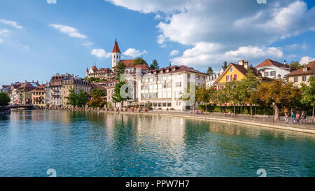 Thun. Schweiz - September 9, 2015: Auf der Suche in Richtung Thun beim Spaziergang entlang der Aare in den Thunersee. Stockfoto