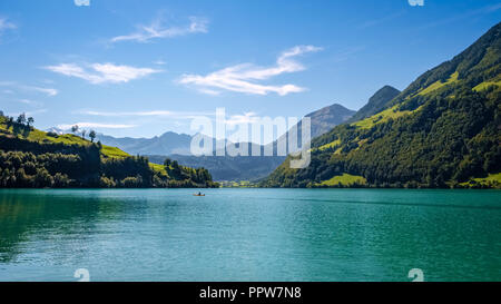 Blick über den See Lungern (Schweiz) auf einen Tag im September. See Lungern (Firma Lungerersee, lungernsee oder Lungerensee) ist eine natürliche See in Obwalden. Stockfoto