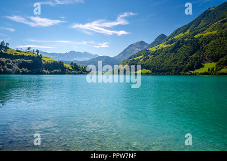 Blick über den See Lungern (Schweiz) auf einen Tag im September. See Lungern (Firma Lungerersee, lungernsee oder Lungerensee) ist eine natürliche See in Obwalden. Stockfoto