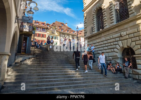Luzern, Schweiz - 12 September, 2015: Die Menschen sind zu Fuß die Treppe gegenüber der City Hall (Rathaus) von Luzern, eine Stadt in der Zentralschweiz Stockfoto