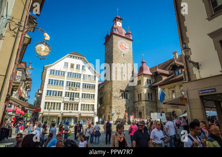 Luzern, Schweiz, 12. September 2015: Die Sonne scheint in der City Hall (Rathaus) Marktplatz in Luzern. Es ist eine Stadt in der Zentralschweiz Stockfoto
