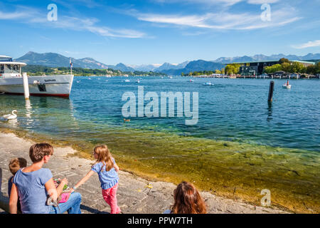 Luzern, Schweiz - 12 September, 2015: Die schöne Aussicht von der Haldenstrasse an den Ufern des Vierwaldstättersees (floralpina) in Richtung Inseli Park Stockfoto