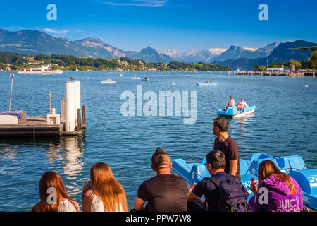 Luzern, Schweiz - 12 September, 2015: Die schöne Aussicht von der Haldenstrasse an den Ufern des Vierwaldstättersees (floralpina) in Richtung Inseli Park Stockfoto