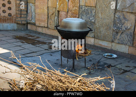 Sehr großer Kessel kocht Essen während des Lagerfeuers, große Töpfe auf