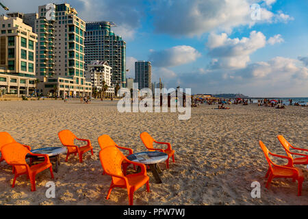 Tel Aviv, Israel, 7. August 2016 - Strand von Tel Aviv in der Abendsonne Stockfoto