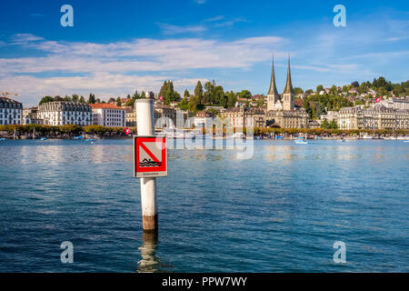 Die schöne Aussicht von etwa Inseli Park und der Europa-Platz in Richtung der berühmten haldenstrasse an den Ufern des Vierwaldstättersees Stockfoto