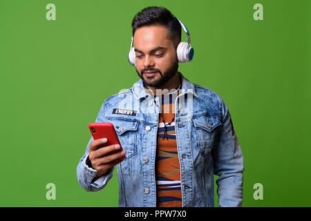 Junge Bartgeier Inder gegen grüner Hintergrund Stockfoto