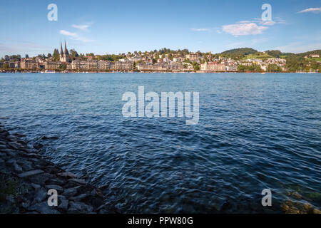 Die schöne Aussicht von etwa Inseli Park und der Europa-Platz in Richtung der berühmten haldenstrasse an den Ufern des Vierwaldstättersees Stockfoto