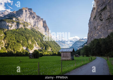 Sun ist Anfang am Nachmittag im Lauterbrunnental (Berner Oberland, Schweiz). Es liegt an der Unterseite des Lauterbrunnentals Stockfoto