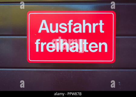 Rote Ampel in der Stadt von Lauterbrunnen (Berner Oberland, Schweiz), die Ausfahrt frei zu halten. Stockfoto