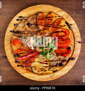 Gehacktes Gemüse: Paprika, Pilze, Zucchini und Zwiebeln auf dem Board Stockfoto