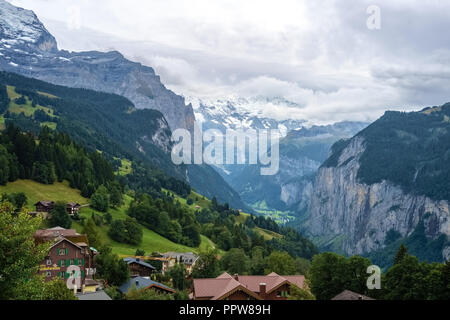 In Richtung Lauterbrunnental von Wengen an einem bewölkten Tag im September, im Kanton Bern auf einer Höhe von 1.274 m entfernt Stockfoto