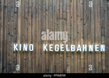 In der Nähe der Stadt Wengen (Berner Oberland, Schweiz) ein Kino und eine Bowlingbahn befindet. Außerhalb des Gebäudes hat ein schönes Design Stockfoto