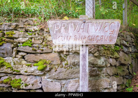 Dieses aus Holz Schild in der Nähe des Schweizer Dorf Wengen (Berner Oberland), das besagt, dass die Menschen nicht erlaubt, hier zu geben, weil es; s eine private Straße Stockfoto