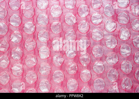 Schicht von Rot verwendet soft Verpackungsfolien mit Burst schmutzige Luft blasen. Studio Makro Hintergrund Stockfoto