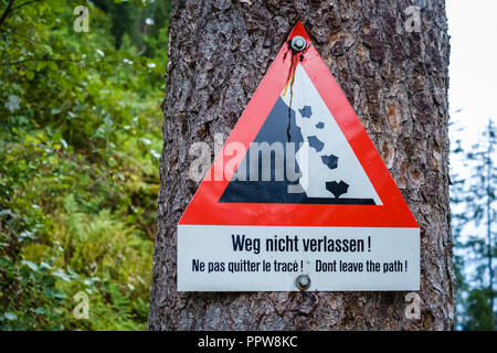 Dieses Zeichen auf einem Baum in der Nähe der Schweizer Stadt Wengen, warnt Reisende und Wanderer für die Gefahren, die auftreten, wenn der Pfad verlassen können. Stockfoto
