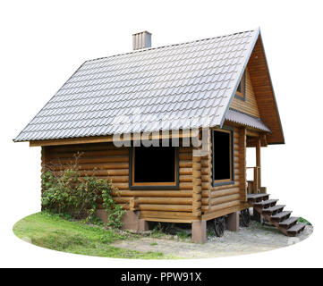 Die Wände des neuen kein Name Dorf vergossen werden aus der Runde aus Kiefer. Auf weiß Outdoor ruiral Scheune isoliert Stockfoto