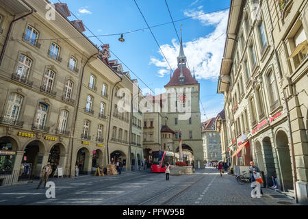 Bern, Schweiz - 16. September 2015: Die Kafigturm hoch über die Marktgasse, einer der wichtigsten Straßen in der Altstadt von Bern. Stockfoto