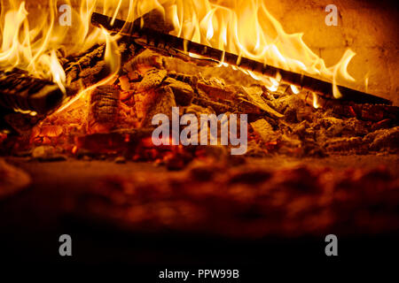 Professionelle Ofen für Pizza. Schöne Feuer brennt im Ofen. Kochen Pizza im Cafe. Stockfoto