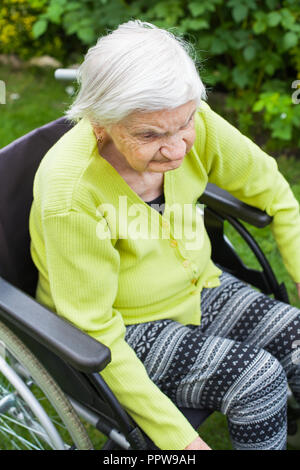Alte Dame im Rollstuhl an Demenz leiden die Zeit im Freien Stockfoto
