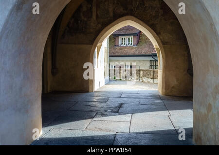 Der Eingang der Stadt Kirche Thun (Schweiz), die in der Nähe der Burg von Thun befindet. Es ist durch seine mittelalterlichen Turm und barocke Gang definiert Stockfoto