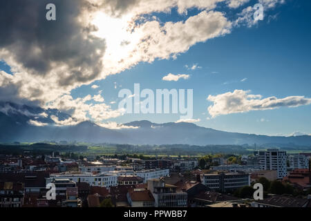 Die Sonne, wenn sie aus dem Schloss Thun über die Schweizer Stadt Thun (Schweiz) Stockfoto