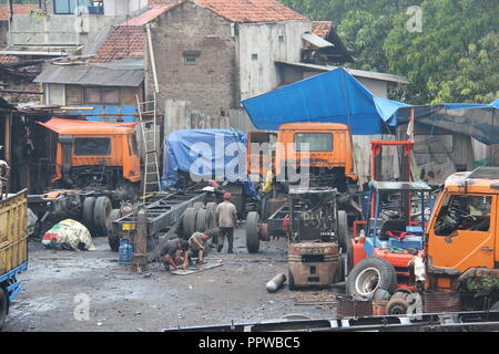 Lkw-Fahrer und Arbeiter Kontrolle LKW-Motor in Bandung, Indonesien, Südostasien. Stockfoto