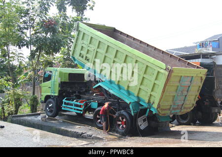 Lkw-Fahrer und Arbeiter Waschen des Staplers in Bandung, Indonesien, Südostasien. Stockfoto