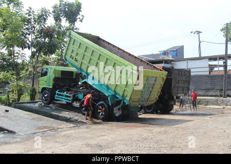 Lkw-Fahrer und Arbeiter Waschen des Staplers in Bandung, Indonesien, Südostasien. Stockfoto