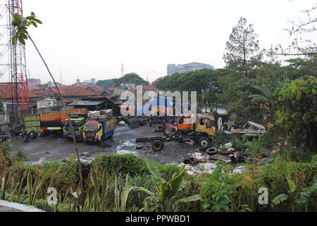 Lkw-Fahrer und Arbeiter Kontrolle LKW-Motor in Bandung, Indonesien, Südostasien. Stockfoto