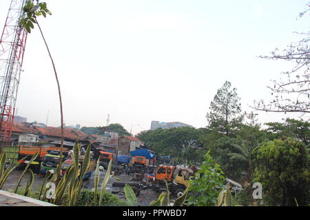 Lkw-Fahrer und Arbeiter Kontrolle LKW-Motor in Bandung, Indonesien, Südostasien. Stockfoto