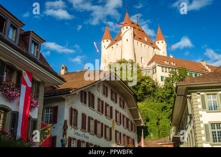 Schloss Thun dominieren die Skyline von Thun (Schweiz). Es liegt in der Stadt Thun, im Schweizer Kanton Bern. Es wurde im 12. Jahrhundert Stockfoto